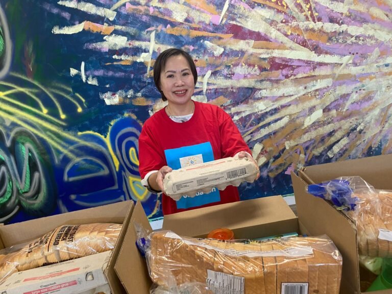 volunteer_with_bread_bdf